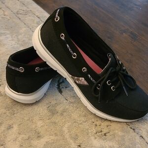 Athletech Black and White Boater Sneakers with Cushioned Collar